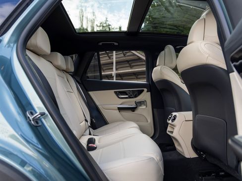 Used 2025 Mercedes-Benz GLC 350e 4MATIC image 47