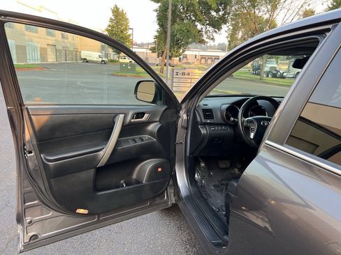 Used 2011 Toyota Highlander SE w/ Tow Pkg AWD/4WD image 6