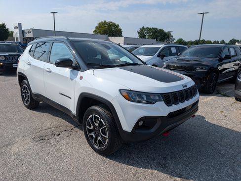 Used 2025 Jeep Compass Trailhawk AWD/4WD image 7