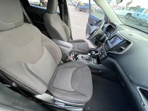 Used 2019 Jeep Cherokee Latitude w/ Popular Appearance Group FWD image 24