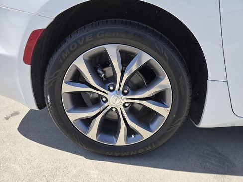 Used 2018 Chrysler Pacifica Limited w/ Tire & Wheel Group FWD image 31