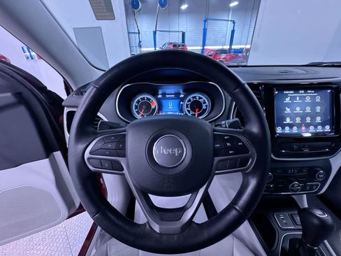 Used 2019 Jeep Cherokee Limited FWD image 14