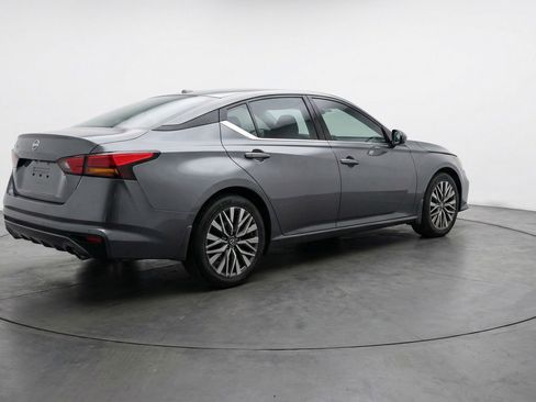 Used 2025 Nissan Altima 2.5 SV FWD image 9