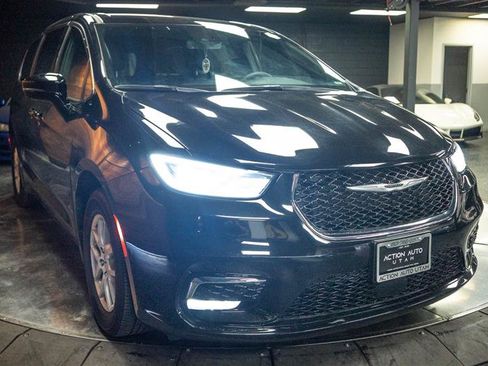 Used 2025 Chrysler Pacifica Select FWD image 5