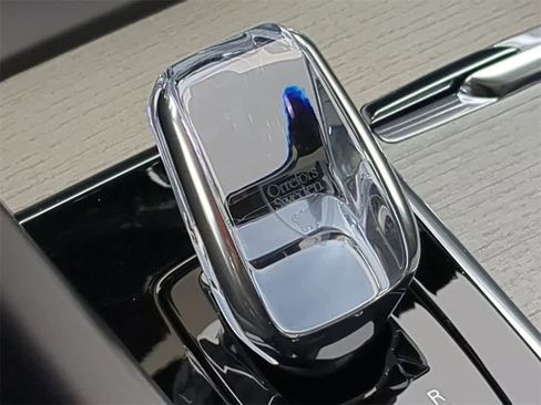 Used 2025 Volvo XC60 B5 Ultra image 31