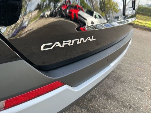 Used 2025 Kia Carnival EX image 21