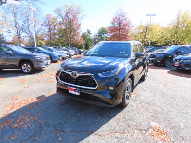 Used 2024 Toyota Highlander XLE AWD/4WD image 1