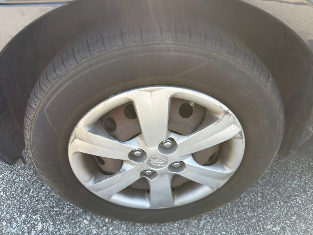 Used 2008 Hyundai Accent GLS FWD image 2