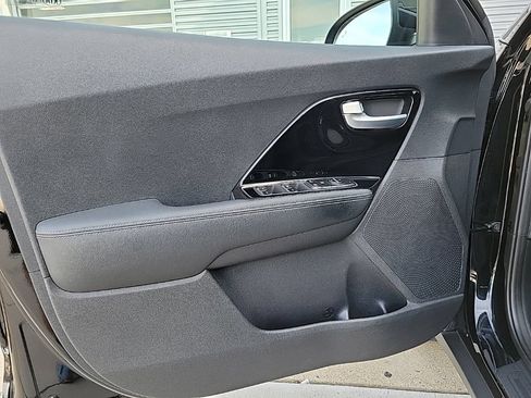 Used 2020 Kia Niro LXS FWD image 26