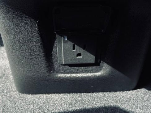 Used 2023 GMC Terrain SLT image 24