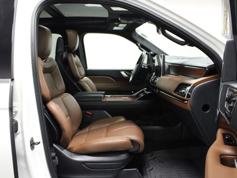 Used 2024 Lincoln Navigator Reserve image 17