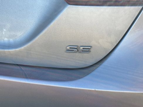 Used 2018 Toyota Camry SE FWD image 6