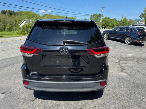 Used 2019 Toyota Highlander SE w/ Nightshade Edition AWD/4WD image 4