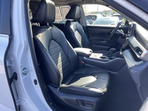Used 2023 Toyota Highlander XLE AWD/4WD image 21