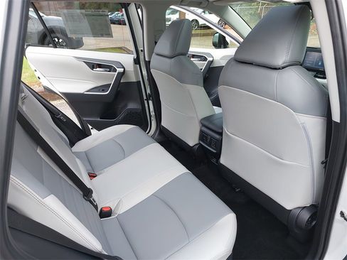 Used 2022 Toyota RAV4 XLE Premium image 11