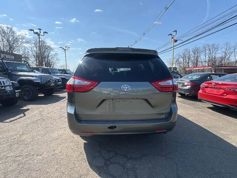 Used 2019 Toyota Sienna LE w/ LE Preferred Package image 6