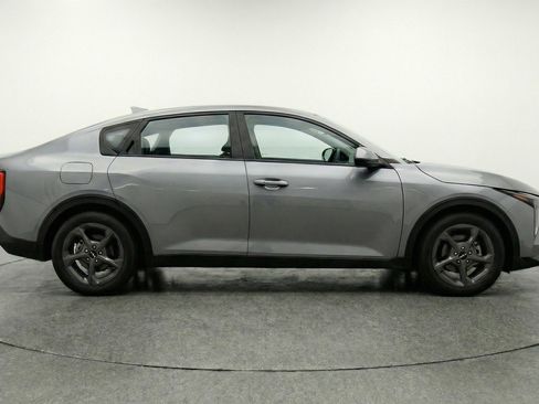 Used 2025 Kia K4 LXS image 11