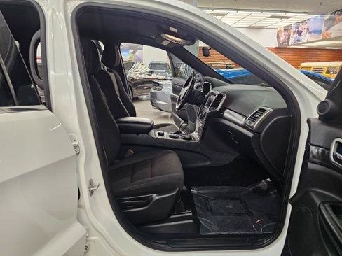Used 2020 Jeep Grand Cherokee Laredo AWD/4WD image 12