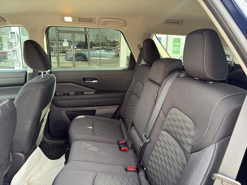 Used 2022 Nissan Pathfinder SV image 13