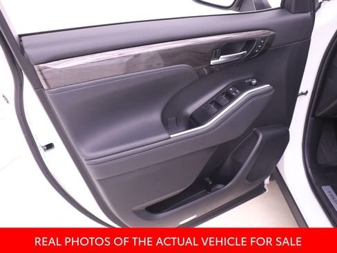 Used 2026 Toyota Highlander Limited image 8
