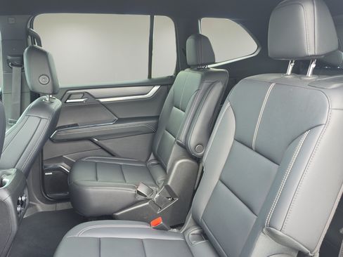 Used 2026 GMC Acadia Elevation w/ Elevation Premium Package FWD image 13