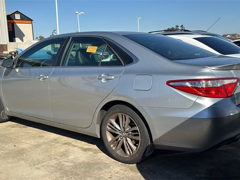Used 2016 Toyota Camry SE image 5