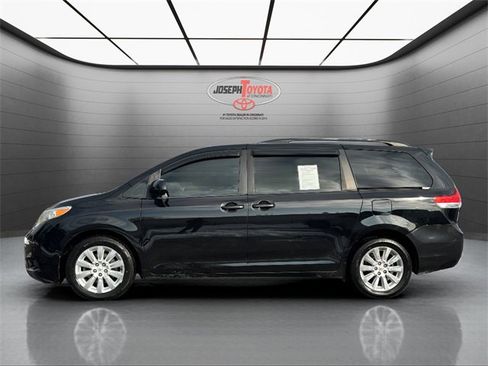 Used 2012 Toyota Sienna LE image 2