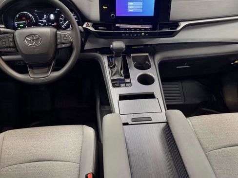 Used 2026 Toyota Sienna LE image 9