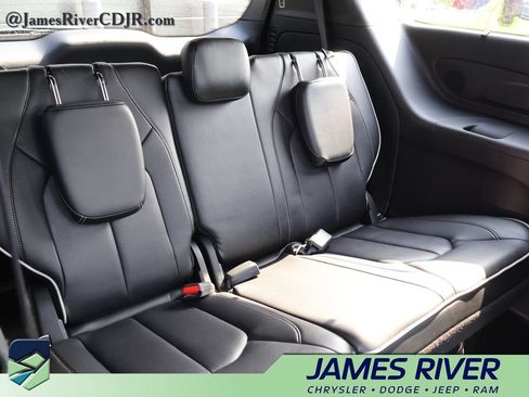 Used 2025 Chrysler Pacifica Limited FWD image 12