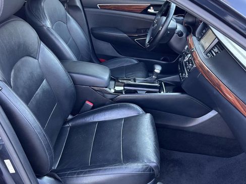 Used 2017 Kia Cadenza Premium w/ Luxury Package image 8