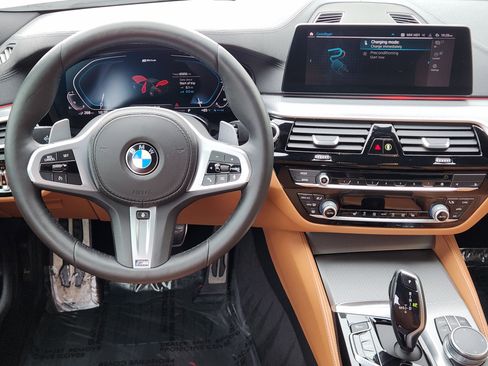 Used 2020 BMW 530e w/ M Sport Package image 30