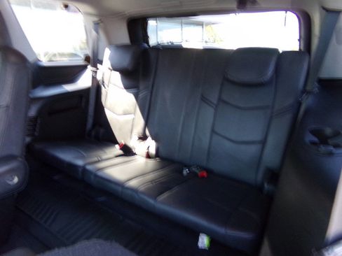 Used 2019 Cadillac Escalade Luxury AWD/4WD image 16
