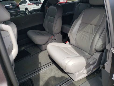 Used 2015 Toyota Sienna XLE Premium image 24