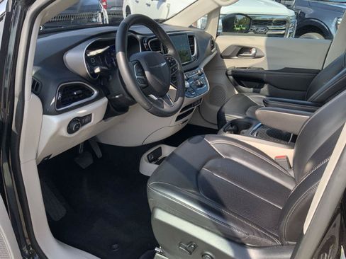 Used 2023 Chrysler Pacifica Touring-L FWD image 22