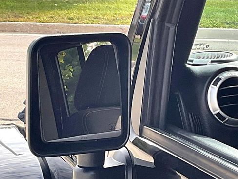 Used 2017 Jeep Wrangler Unlimited Sahara image 13