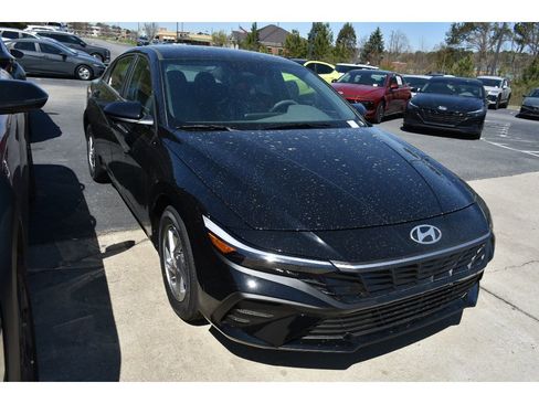 New 2026 Hyundai Elantra SE FWD image 2