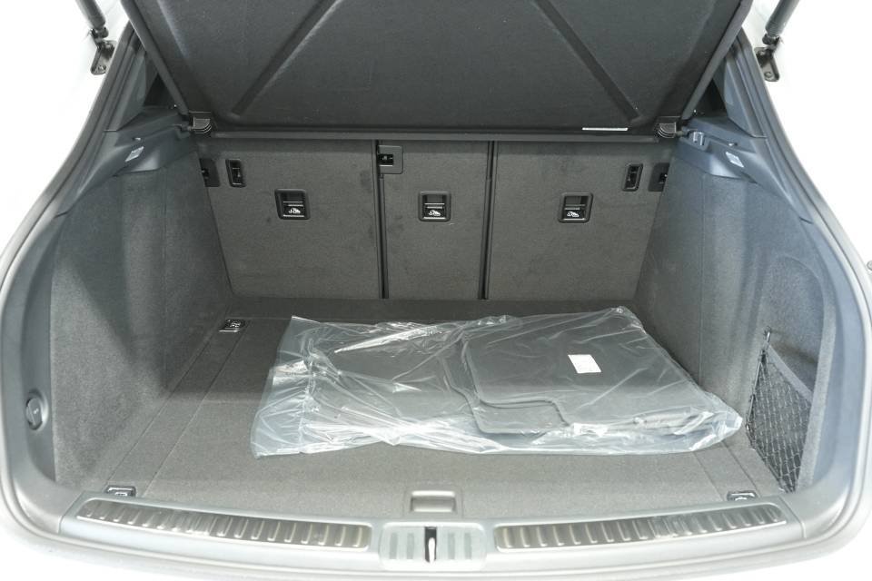 Certified 2025 Porsche Macan AWD/4WD image 28