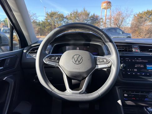 Certified 2023 Volkswagen Tiguan SE w/ Panoramic Sunroof Package image 14