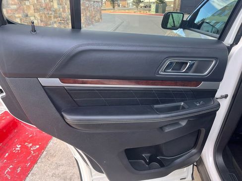 Used 2017 Ford Explorer Platinum image 21