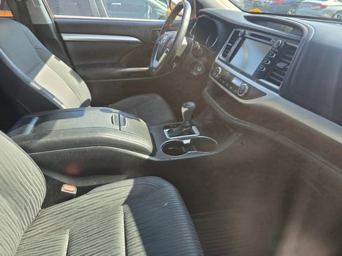 Certified 2019 Toyota Highlander Plus AWD/4WD image 14