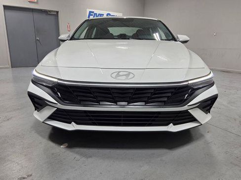 New 2026 Hyundai Elantra SE FWD image 2
