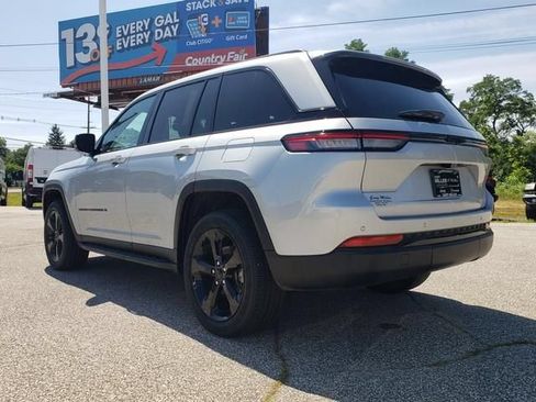 Used 2023 Jeep Grand Cherokee Altitude AWD/4WD image 6