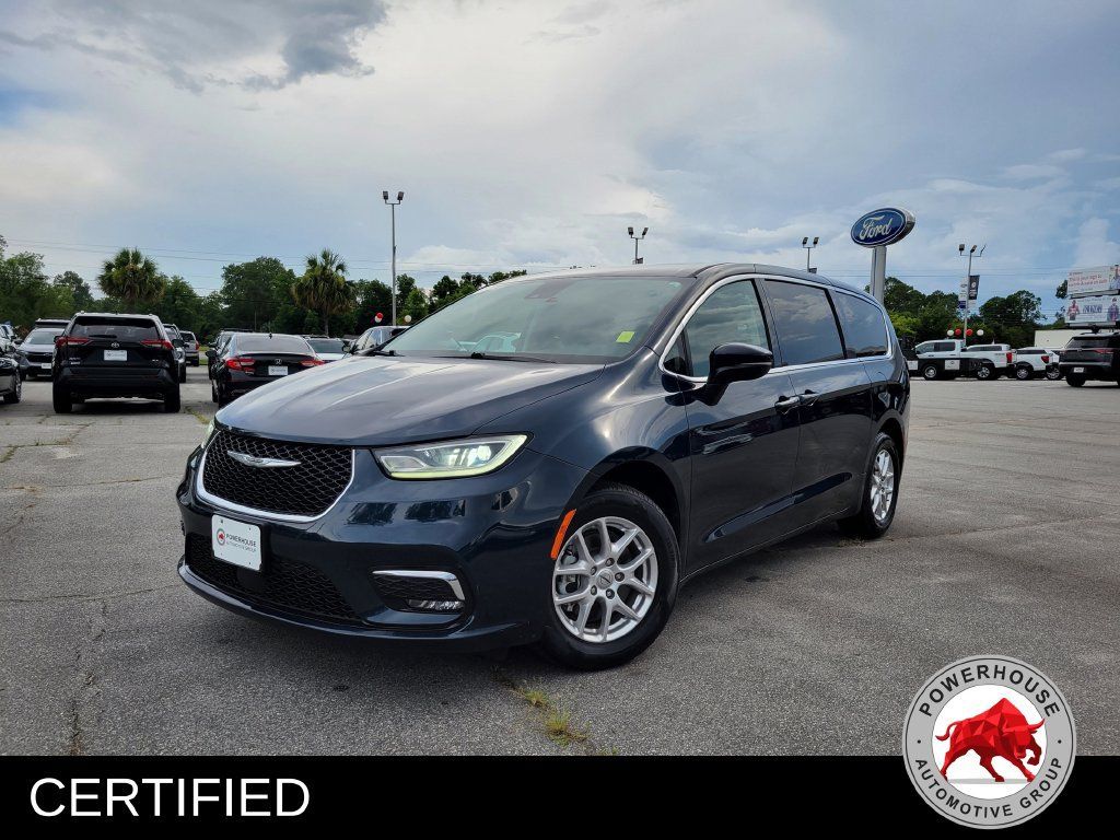 Used 2023 Chrysler Pacifica Touring-L FWD image 2