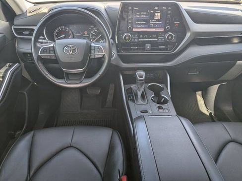 Used 2022 Toyota Highlander XLE FWD image 20