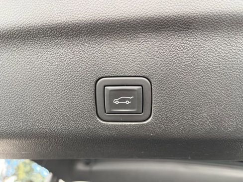 Used 2023 GMC Yukon Denali w/ Denali Reserve Package image 10