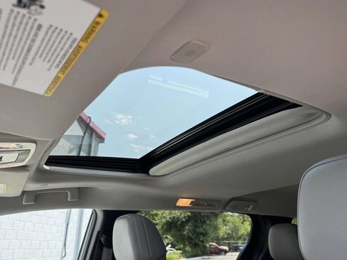 Used 2025 Toyota Sienna XLE FWD image 22
