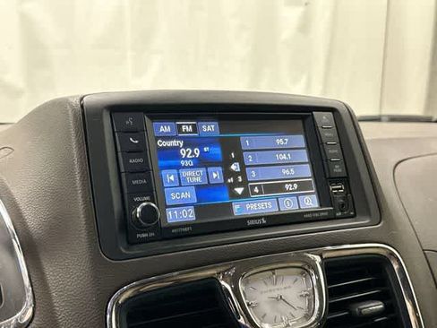 Used 2014 Chrysler Town & Country Touring FWD image 22