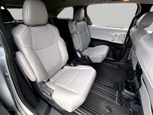 Used 2025 Toyota Sienna XLE w/ XLE Plus Package FWD image 19