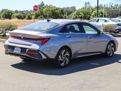Certified 2025 Hyundai Elantra SEL FWD image 5