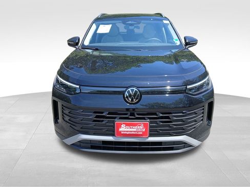 New 2025 Volkswagen Tiguan SE image 8